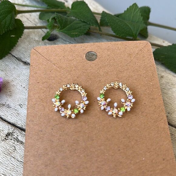 DAINTY GOLD COLORFUL FLOWER STUD EARRINGS. NWOT - Picture 6 of 6